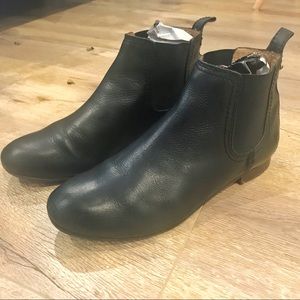 Women’s Leather Frye Chelsea Boots (Size 7)
